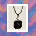 Pendentif en Métal – Élégance, Stabilité et Force Intérieure