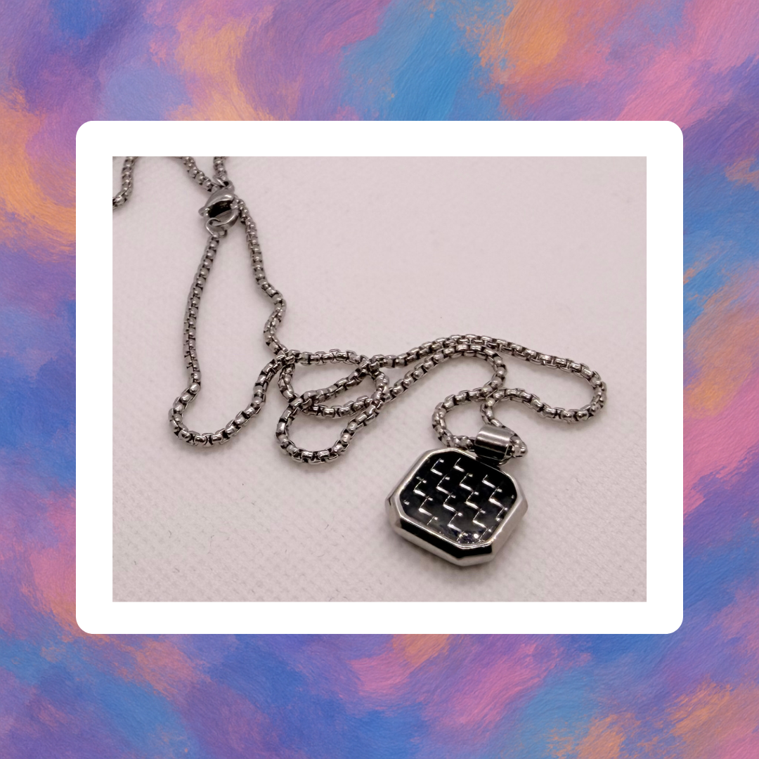 Pendentif en Métal – Élégance, Stabilité et Force Intérieure